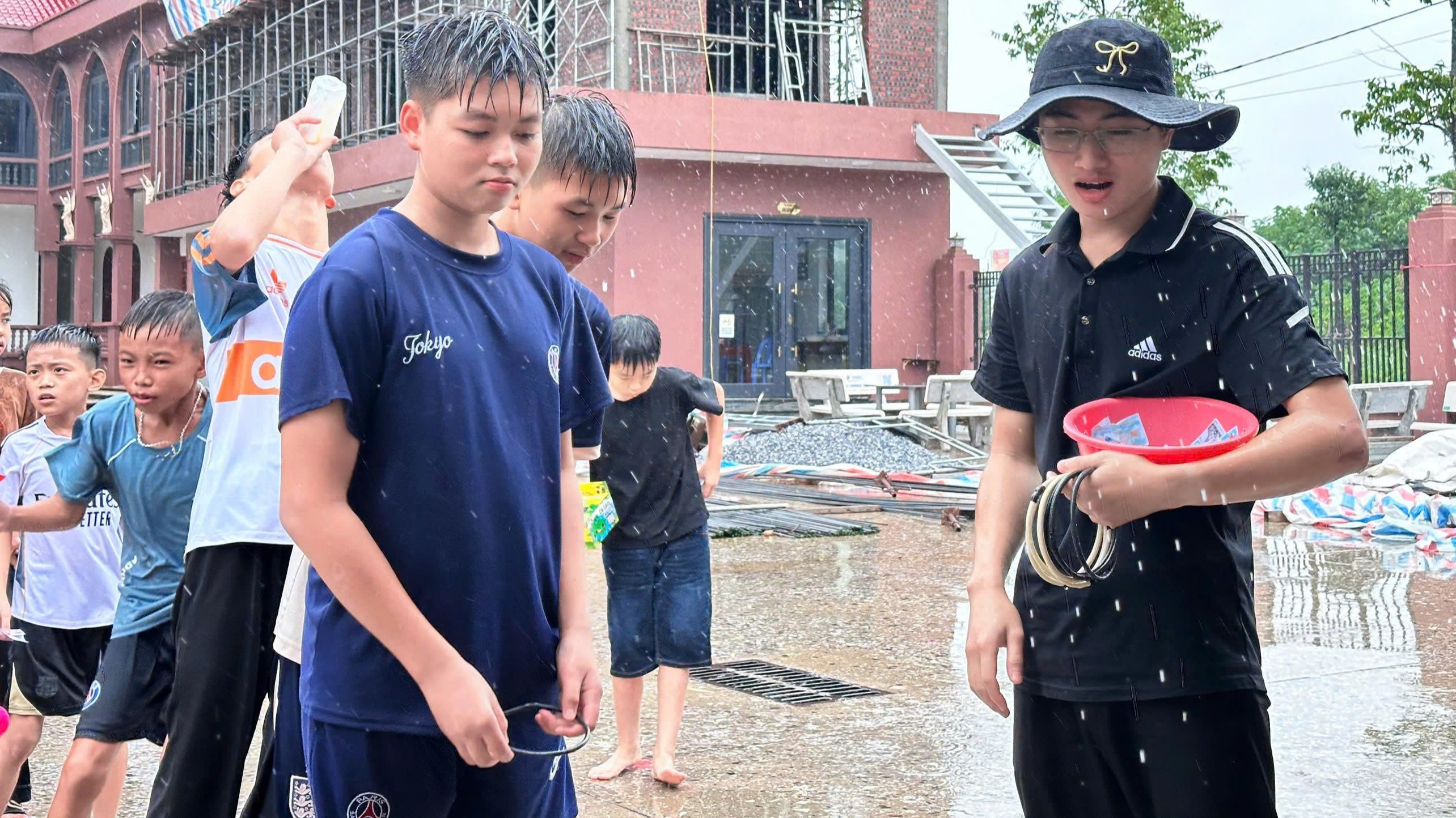 Hội chợ giữa mưa – Niềm vui hiệp nhất ở Giáo xứ Kim Lai